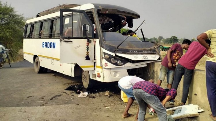 यात्री बस रेलवे ओवरब्रिज से टकराई, 26 घायल
