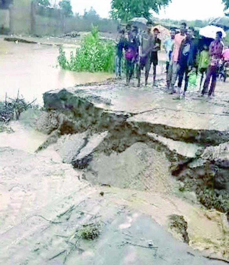 छत्तीसगढ़ राज्य  बह गई सड़क, 18 गांवों का टूटा संपर्क