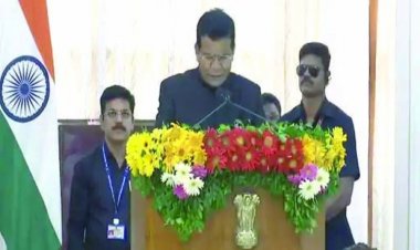 मंत्री बने मोहन मरकाम को राज्यपाल ने दिलाई शपथ