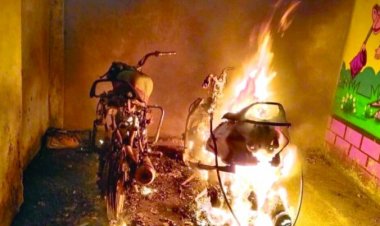 असामाजिक तत्वों ने बाइक और स्कूटी में लगाई आग, अपराध दर्ज