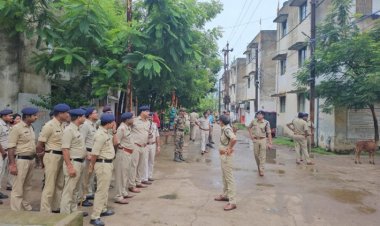 सुबह- सुबह वांबे आवास में पुलिस का छापा, 8 राजपत्रित अधिकारी, 18 थाना प्रभारियों के साथ 250 से अधिक जवानों ने दी दबिश