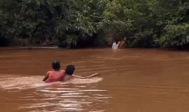 दंतेवाड़ा का दर्द: उफनते नाले में महज 30 रुपये के लिए जिंदगी दांव पर