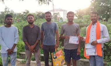 नव मतदाता से सम्पर्क कर केंद्र सरकार के जनकल्याणकारी योजनाओं की जानकारी देते भाजयुमो कार्यकर्ता।।