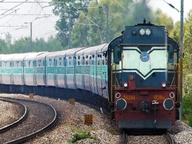 रेलवे की बड़ी चूक, तय समय से 90 मिनट पहले आई ट्रेन और चलती बनी, जब यात्री पहुंचे तो हैरान रह गए