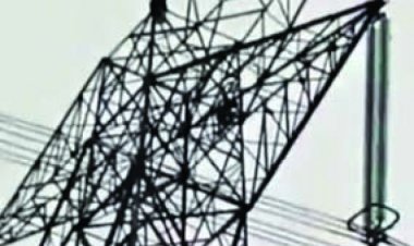 अपने प्रेमी के लिए हाईटेंशन टावर पर चढ़ गई शादीशुदा महिला