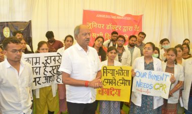 बृजमोहन ने आंदोलनरत जूनियर डॉक्टरो से जाकर मुलाकात कर आंदोलन का समर्थन किया