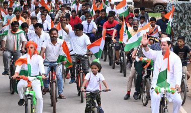 कांग्रेस की सायकल तिरंगा यात्रा...  छत्तीसगढ़ महतारी की पूजा अर्चना कर निकाली  सायकल तिरंगा यात्रा-