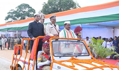 संसदीय सचिव यू.डी.मिंज ने राष्ट्रीय ध्वज फहराया और परेड की सलामी ली  जिला मुख्यालय में हर्षाेल्लास से मनाया गया 77 वां स्वतंत्रता दिवस समारोह