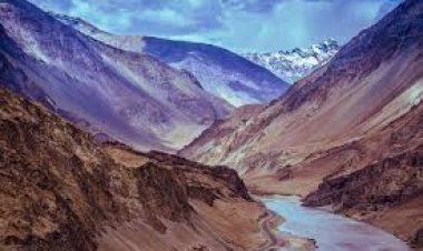 लद्दाख में सेना की गाड़ी के गहरी खाई में गिरने से 9 जवानों की मौत