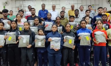 30 सदस्यीय छ ग थाई बॉक्सिंग दल भुनेश्वर रवाना।  रवानगी के पूर्व सभी खिलाड़ियों / अधिकारियों को टी शर्ट का वितरण किया।  14वीं राष्ट्रीय थाई बॉक्सिंग चैंपियनशिप, 25-27 अगस्त 2023, भुनेश्वर (उड़ीसा)  रायपुर के 16 सदस्यों में 13 सदस्य श्री गुजराती स्कूल से।  अम्बिकापुर (सरगुजा) के 09 में से 06 सदस्य ओरिएण्टल पब्लिक स्कूल से।  दुर्ग से 03 खिलाड़ी सहित 04 सदस्य भाग लेंगे।