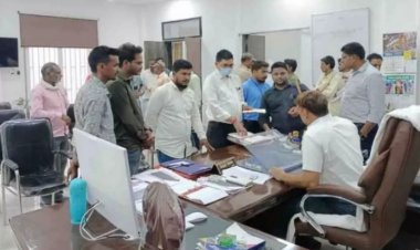 प्रभारी प्राचार्य ने सरकारी पुस्तकों को बेच दिया कबाड़ में, आत्मानंद स्कूल में भर्ती के नाम पर ऐंठे रुपए