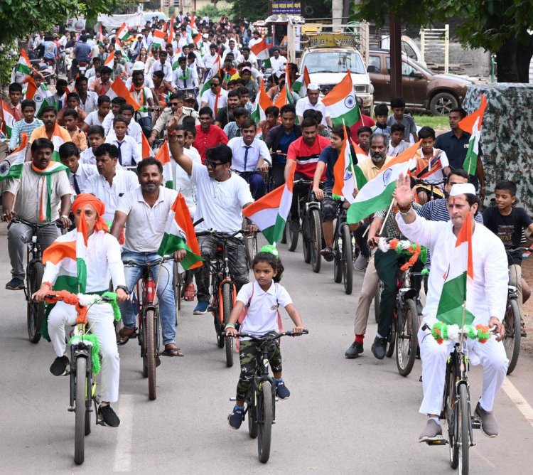 कांग्रेस की सायकल तिरंगा यात्रा...  छत्तीसगढ़ महतारी की पूजा अर्चना कर निकाली  सायकल तिरंगा यात्रा-