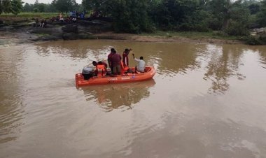नाले में डूब रहे दो युवकों को बच्‍चे ने बचाया