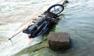 बाइक समेत नदी बह बया युवक, तलाश जारी