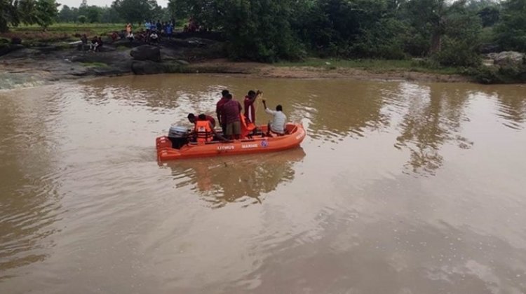 नाले में डूब रहे दो युवकों को बच्‍चे ने बचाया