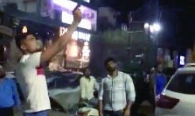 कांग्रेसी नेता ने भीड़ के बीच की हवाई फायरिंग