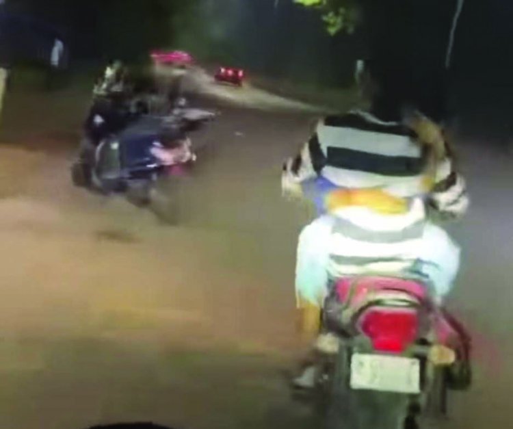 बाइक की पेट्रोल टंकी पर लड़की बिठाकर रोमांस करने वाले युवक पर कार्रवाई, पुलिस ने काटा 4 हजार का चालान
