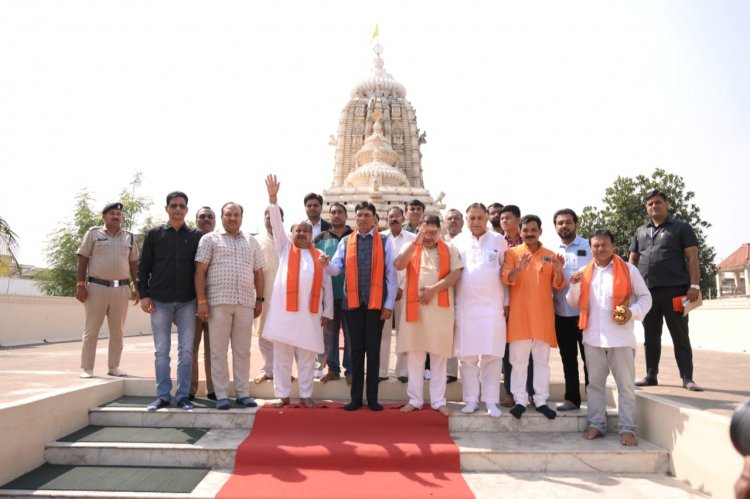 भगवान श्री जगन्नाथ मंदिर पहुंचे केंद्रीय राज्य मंत्री मनसुख मांडविया  पूजा-अर्चना व आरती में हुए शामिल  भाजपाजनों ने किया आत्मीय अभिनंदन