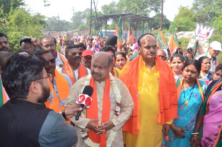 दिवाली की खुशियों में चुनाव त्यौहार के उल्लास ने चार चांद लगा दे हैं। चुनाव में जीत के लिए नेताओं में भी जबर्दस्त जुनून है। संबंधित क्षेत्र का ऐसा कोई कोना नहीं छूट रहा है, जहां तक नेता न पहुंच पा रहे हों। इसी बीच रायपुर उत्तर विधानसभा क्षेत्र के भाजपा प्रत्याशी पुरंदर मिश्रा भी सुबह-शाम दौरा और जनसंपर्क कर रहे हैं। सैकड़ों भाजपा कार्यकर्ताओं और समर्थकों की भीड़ भी लगातार उनके साथ चल रही है।