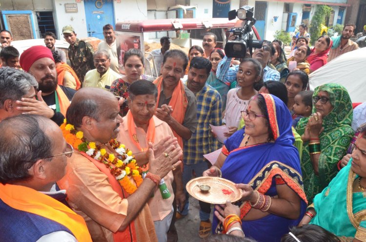 रायपुर उत्तर विधानसभा क्षेत्र के भाजपा प्रत्याशी पुरंदर मिश्रा ने शनिवार को सैकड़ों भाजपा कार्यकर्ताओं और समर्थकों के साथ भाजपा मंडल शंकर व तेलीबांधा क्षेत्र के गुरुद्वारा रोड में धुआंधार दौरा