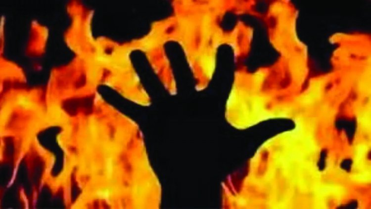 गोबर छेना ढेर में लगी आग से झुलसी युवती की मौत