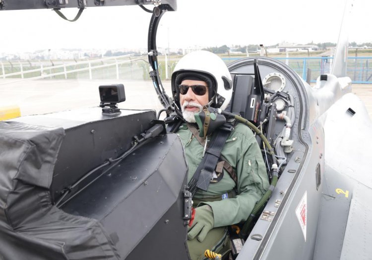 PM मोदी ने तेजस लड़ाकू विमान में भरी उड़ान