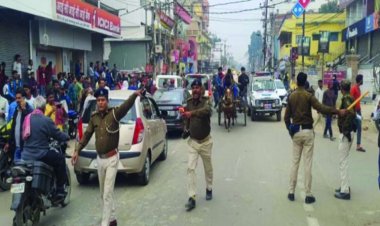 पुलिस और अपराधी आमने-सामने; एक्सिस बैंक में डकैती को घुसे हथियारबंद लूटेरे अंदर फंसे, पुलिस ने चारों ओर से घेर रखा है