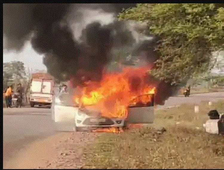 धमधा से रायपुर जा रही चलती कार में लगी आग