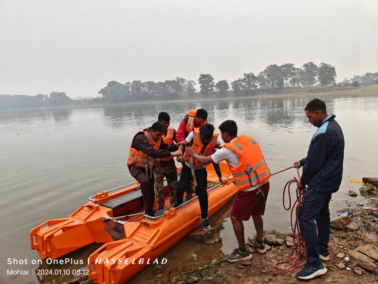 शिवनाथ नदी के पुल से नीचे गिरा नाबालिग बालक, SDRF की टीम ने निकाला बाहर