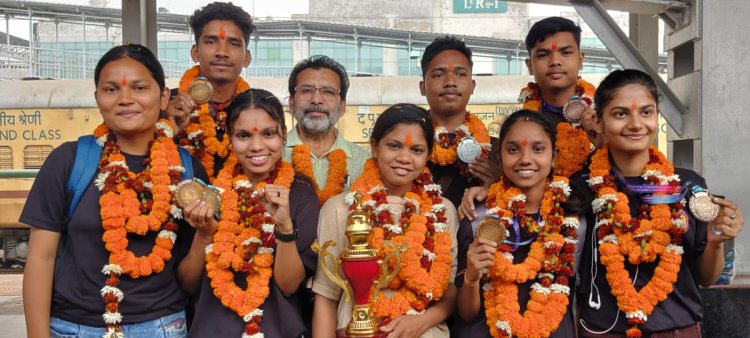 10वीं फेडरेशन कप राष्ट्रीय थाई बॉक्सिंग चैंपियनशिप सह प्रो नाईट फाइट (06 - 08 जनवरी 2024) खण्डवा (मध्यप्रदेश) के 08 स्वर्ण सहित 10 पदक विजेता और "बेस्ट डिसिप्लिन टीम" ट्रॉफी विजेता छ ग दल के रायपुर के सदस्यों का आज रायपुर रेलवे स्टेशन में शानदार स्वागत