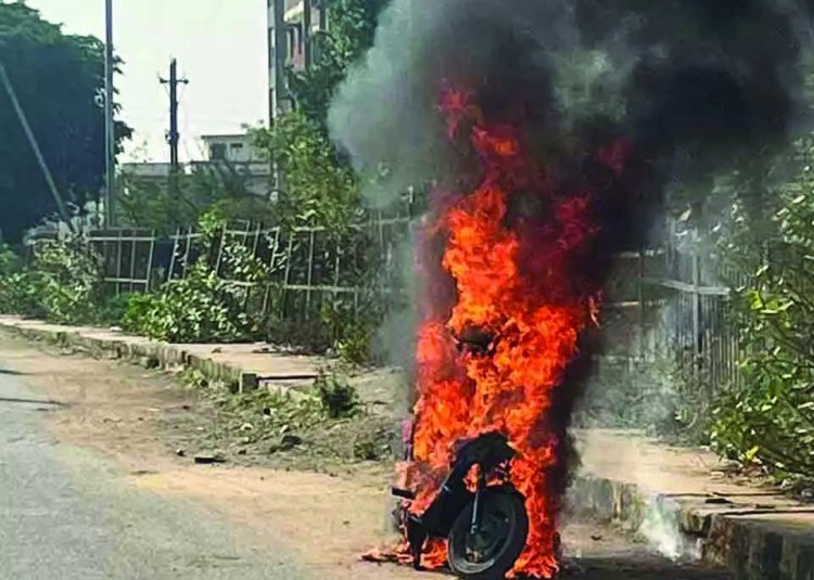 चलती इलेक्ट्रॉनिक स्कूटी में लगी आग