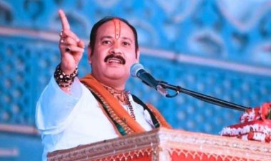 पंडित प्रदीप मिश्रा की शिकायत मुख्य चुनाव आयुक्त से, कथा के दौरान पार्टी के लिए वोट मांगने का कांग्रेसी नेता ने लगाया आरोप