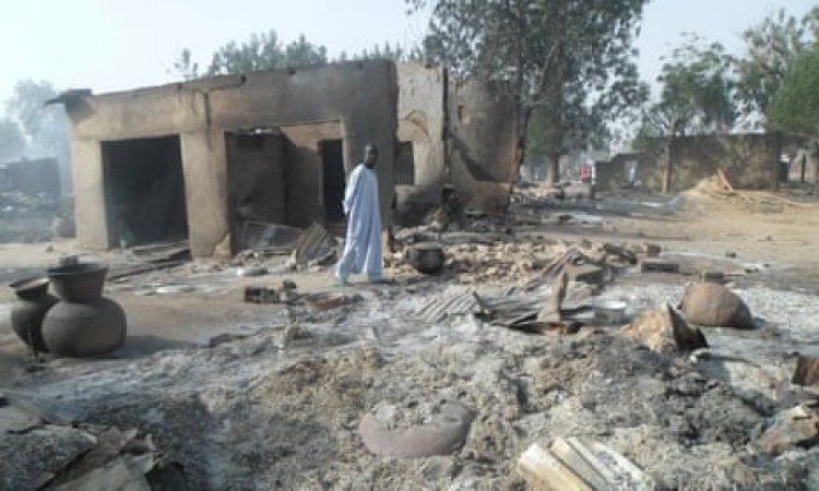 गांव में अंधाधुंध गोलीबारी से 40 लोगों की मौत, घरों को भी फूंक दिया