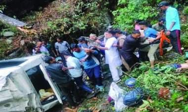 अनियंत्रित होकर खाई में जा गिरी सवारी वाहन, दम्पति सहित 7 लोगों की मौत