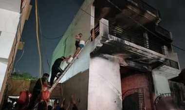 दो मंजिला मकान में लगी भीषण आग से दो बच्चों समेत पांच जिंदा जले