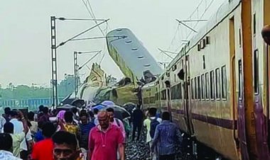 खड़ी ट्रेन से टकराई मालगाड़ी, पटरी से उतरे कंचनजंगा एक्सप्रेस के 3 डिब्बे