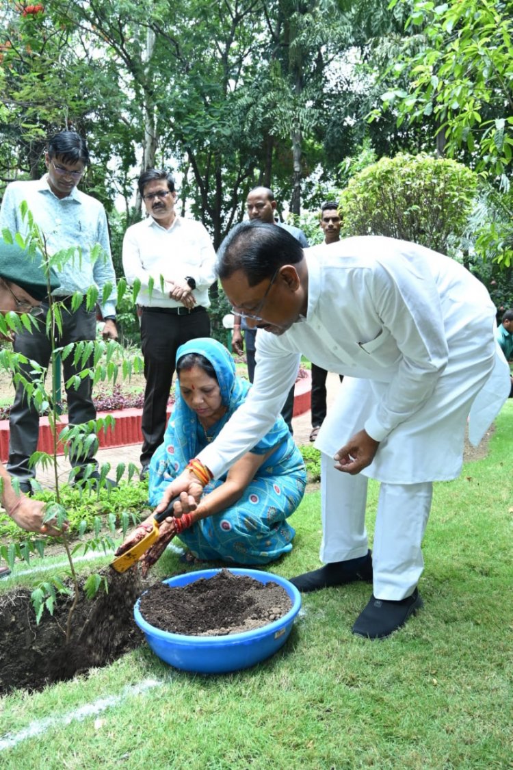 विश्व पर्यावरण दिवस : मुख्यमंत्री ने सपरिवार अपने निवास परिसर में रोपा नीम, रुद्राक्ष और चीकू का पौधा