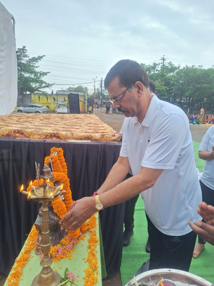 अंतर्राष्ट्रीय योग दिवस' के अवसर पर  बीरगांव मण्डल के आडवाणी स्कूल बीरगांव में आयोजित 'योगाभ्यास समारोह कार्यक्रम' में सम्मिलित होकर योग किया।