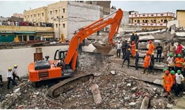 छह मंजिला इमारत ढहने से 7 लोगों की मौत, जारी है रेस्क्यू ऑपरेशन