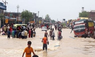 नेपाल से छोड़े गए पानी के बाद बाढ़ में घिरे यूपी के 800 गांव, पांच की मौत