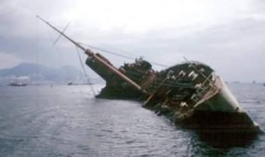 देश-विदेश  तेल टैंकर जहाज के पलटने के बाद 13 भारतीयों सहित 16 लोगों का चालक दल लापता