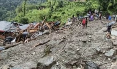 बादल फटने से भारी तबाही, 53 लोग लापता; कई मकान, स्कूल और अस्पताल क्षतिग्रस्त