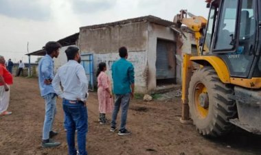 रायपुर  अवैध कब्जे पर चला निगम का बुलडोजर, लगाया 50 हजार का फाइन