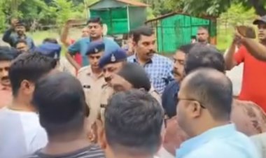 विधायक देवेंद्र यादव को गिरफ्तार करने भिलाई पहुंची बलौदाबाजार पुलिस, समर्थकों ने किया विरोध प्रदर्शन, पुलिस अधिकारियों से तीखी बहस