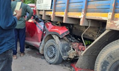 सड़क किनार खड़ी ट्रक में जा घुसी तेज रफ्तार कार, दो गंभीर