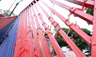 दो दिन से मांग रखे थे समय लेकिन जेल प्रशासन ने नहीं दिया, इसलिए जेल के गेट में राखी बांधकर लौटी महिलाएं