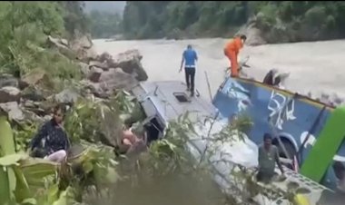 नेपाल में भारतीय बस गिरने से 41 लोगों की मौत