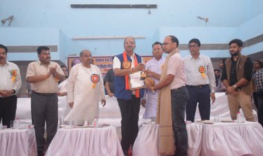 सांसद बृजमोहन अग्रवाल ने शिक्षकों को किया सम्मानित  शिक्षक समाज के असली निर्माता हैं, उनका सम्मान और आदर करना हर नागरिक का कर्तव्य है: बृजमोहन अग्रवाल