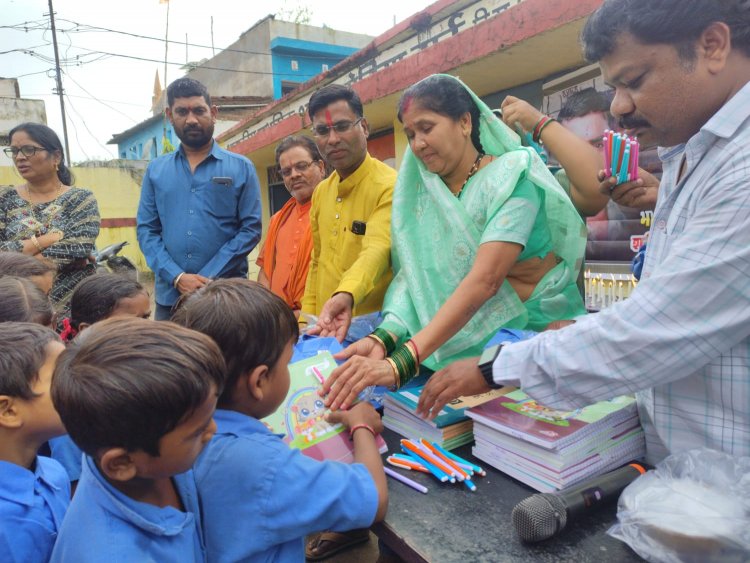 बोरियाखुर्द प्रायमरी स्कूल में शहीद भरत लाल साहू को श्रद्धांजलि अर्पित कर बच्चो को  यूनिफॉर्म कॉपी पेन वितरण किया गया