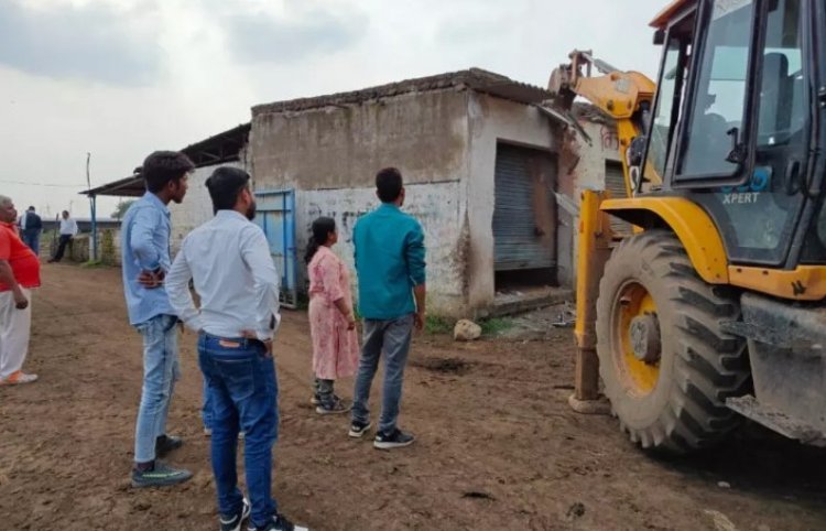 रायपुर  अवैध कब्जे पर चला निगम का बुलडोजर, लगाया 50 हजार का फाइन